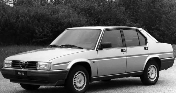 Въпреки липсата на успех в продажбите на Six, Alfa Romeo го заменя с 90 през 1984 г. (две години преди производството на Six да спре). Този път производството продължава само три години и въпреки че са направени повече от 56 000 екземпляра, броят им в момента е значително намалял.